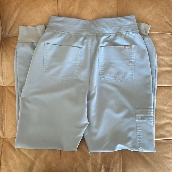 Figs Scrub Set
Dusty Blue
Catarina small 
Zamora high waisted jogger Small 
Used - Picture 6 of 7